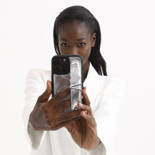 Cargar imagen en el visor de la galería, GLAM. Funda personalizada de cuero para iPhone -Plata/Plata