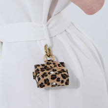 Cargar imagen en el visor de la galería, UMBI Funda AirPods Personalizada – LEOPARDO
