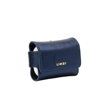 Cargar imagen en el visor de la galería, UMBI Funda AirPods Personalizada – Cuero AZUL MARINO.
