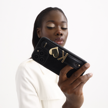 Cargar imagen en el visor de la galería, GLAM. Funda personalizada de cuero para iPhone -Negro/Dorado
