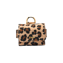 Cargar imagen en el visor de la galería, UMBI Funda AirPods Personalizada – LEOPARDO
