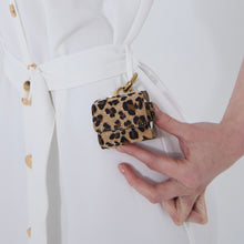 Cargar imagen en el visor de la galería, UMBI Funda AirPods Personalizada – LEOPARDO
