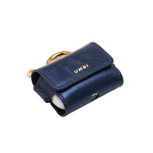 Cargar imagen en el visor de la galería, UMBI Funda AirPods Personalizada – Cuero AZUL MARINO.
