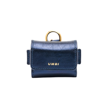 Cargar imagen en el visor de la galería, UMBI Funda AirPods Personalizada – Cuero AZUL MARINO.
